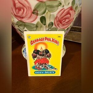 Garbage Pail Kids Trading Card - Oozy Suzy - Yellow and Red